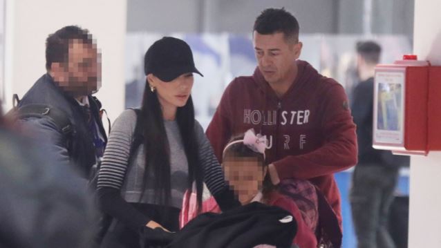 Ο Αντώνης Σρόιτερ και η Ιωάννα Μπούκη μαζί με τις κόρες τους | Φωτογραφίες