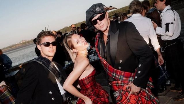 &quot;Eίναι ο πιο αρρενωπός άντρας που έχω δει ποτέ&quot;: Η hot πόζα με τον Κωνσταντίνο Αλέξιο που ενθουσίασε τους followers