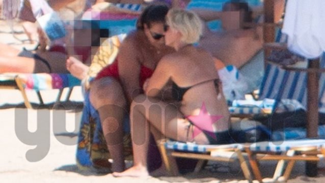 Σία Κοσιώνη: Με τη Ντόρα Μπακογιάννη στα Χανιά | Όλες οι φωτογραφίες