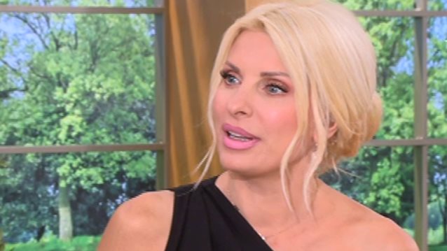 Ελένη Μενεγάκη: Η σέξι εμφάνιση στο πλατό, οι σπαρταριστές απορίες &amp; απολαυστικός διάλογος με τους συνεργάτες της