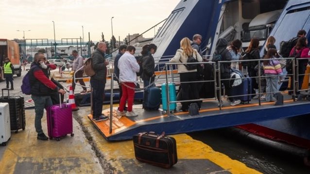 Πάσχα: Κορυφώνεται η απόδραση των Αθηναίων – Γεμάτα φεύγουν τα ΚΤΕΛ και τα πλοία, αυξημένη κίνηση στις εθνικές οδούς