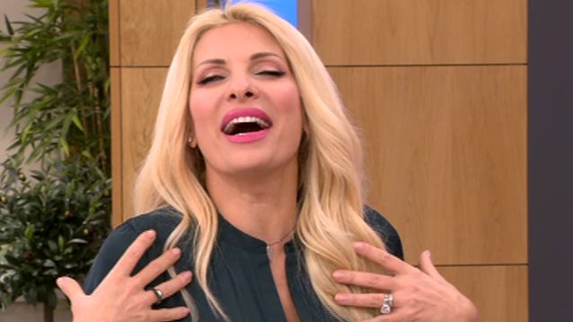 Ελένη Μενεγάκη: Η εμφάνιση με εντυπωσιακό μονόπετρο λίγες ώρες μετά την επέτειο με τον Παντζόπουλο