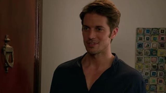 Lucas Bravo | Ο Gabriel του Emily in Paris εμφανίστηκε &quot;αιματοβαμμένος&quot; σε κόντρα ρόλο στην πασαρέλα