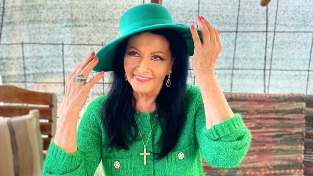 Όταν η Ζωζώ Σαπουτζάκη τρόλλαρε τη βασίλισσα Ελισάβετ ... ως βασίλισσα της νύχτας