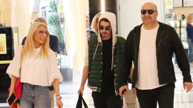 Ο Μάρκος Σεφερλής και η Έλενα Τσαβαλιά σε μία σπάνια εμφάνιση με τον γιο τους, Χάρη