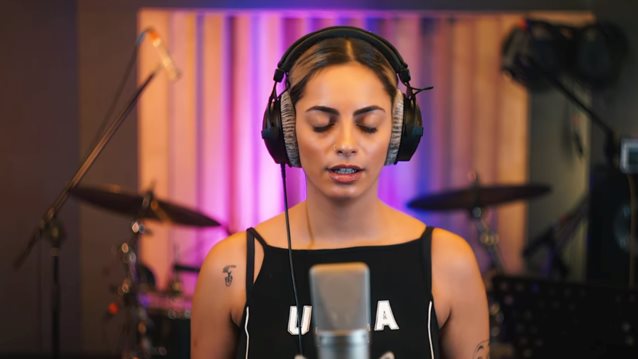 Daphne Lawrence: Γνωρίστε καλύτερα τη νεαρή τραγουδίστρια που κρύβεται πίσω από τα αγγλόφωνα hits της Τάμτα