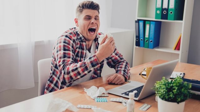 Τι μπορεί να πάθεις αν κρατάς το φτέρνισμά σου
: Για το καλό σου, μην το κάνεις!