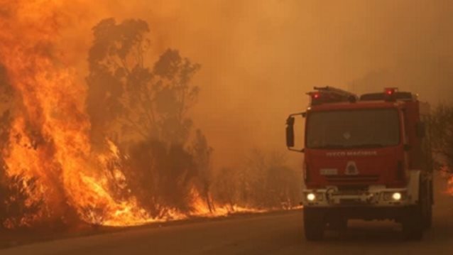 Φωτιά στην Πεντέλη: Εκκενώνονται Διώνη, Δαμάσι και Ανθούσα - Εφιαλτική μάχη μέσα στις αυλές των σπιτιών στο Ντράφι [Βίντεο]
