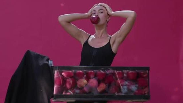 Next Top Model: Η φωτογράφιση με την Ζενεβιέβ, τα μήλα &amp; τα κοκτέιλ