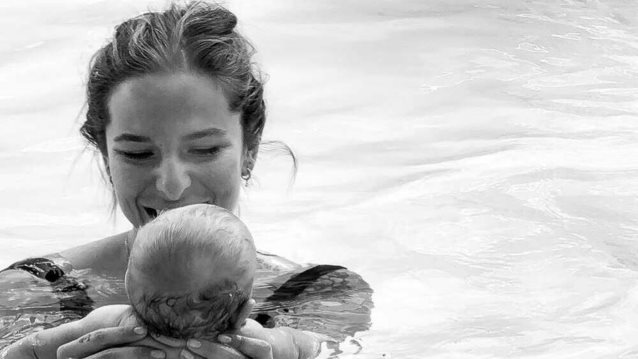 Εριεττα Κουρκουλου Λατση | Φωτογραφιζει τον Νικολα της να περπατα στη βροχη με τις πιο χαριτωμενες κιτρινες γαλοτσες