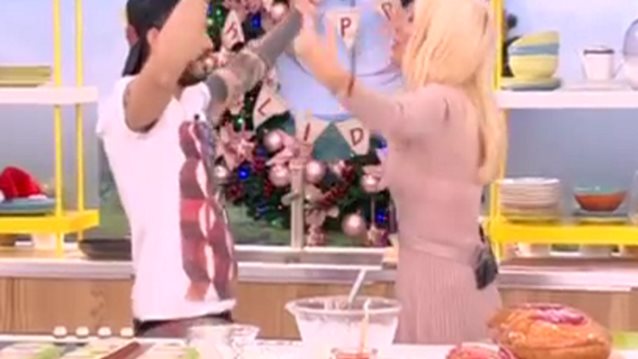 Ελένη Μενεγάκη: To σέξι τσιφτετέλι μέσα στην κουζίνα: Δείτε το video!