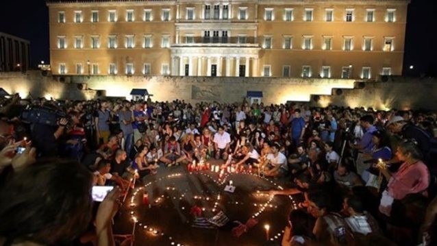 «Μία συγγνώμη από εμάς σε εσάς εκεί ψηλά»: Σιωπηλή συγκέντρωση στο Σύνταγμα για τα θύματα της πυρκαγιάς