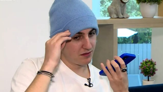 Ο Good Job Nicky σταμάτησε τη συνέντευξη για να πάρει τηλέφωνο τη μαμά του