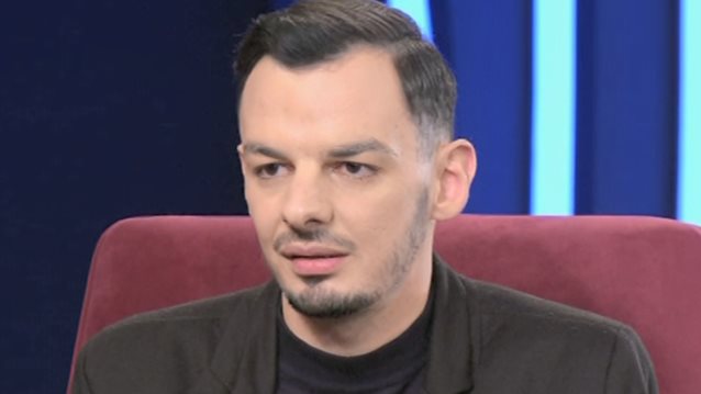 Χαράλαμπος Κοτσώνης: Η εξομολόγηση στα «Μεσάνυχτα» για το bullying που δέχθηκε &amp; το viral «εν κουλί»