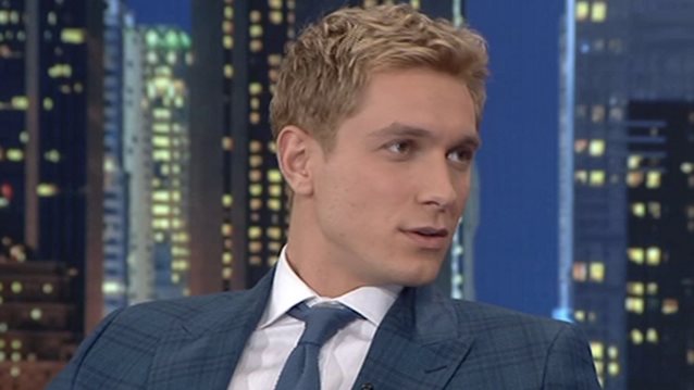 Έντουαρντ Στεργίου: &quot;Ήμουν διαφορετικός και δεν ήξερα καλά τη γλώσσα. Κάθετι που με έκανε διαφορετικό με απομάκρυνε και από τα υπόλοιπα παιδιά&quot;