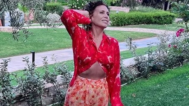 Η Κατερίνα Διδασκάλου αψεγάδιαστη με το λευκό μπικίνι της στο Ρέθυμνο