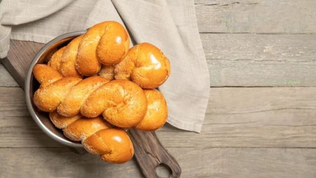 Πασχαλινά κουλουράκια: Η πανεύκολη συνταγή χωρίς μίξερ του Άκη Πετρετζίκη, για να μοσχομυρίσει το σπίτι