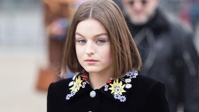 Emma Corrin: Τα στοιχεία του στιλ της Πριγκίπισσας Diana που αντιγράφει στην πραγματική της ζωή
