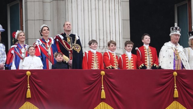 Οι τρεις λέξεις που ψιθύρισε ο βασιλιάς Κάρολος στο γιο του, William, κατά τη στέψη του
