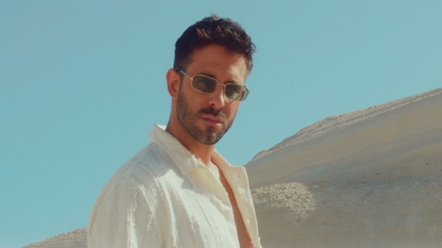 Ο Γιώργος Λιβάνης μας ταξιδεύει στη Μήλο με το νέο του video clip και τραγουδά πως  &quot;Θα Γράψουμε Ιστορία&quot;