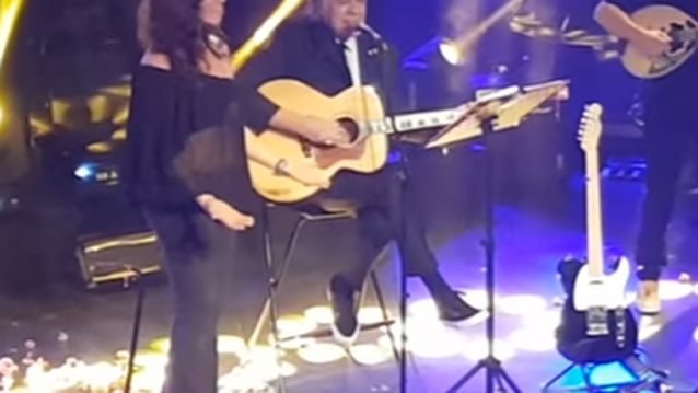 Χρήστος Κυριαζής: Δείτε τον να τραγουδάει το «Έχω Κλάψει» στη Βάνα Μπάρμπα, 25 χρόνια μετά την κυκλοφορία του smash hit των 90s!