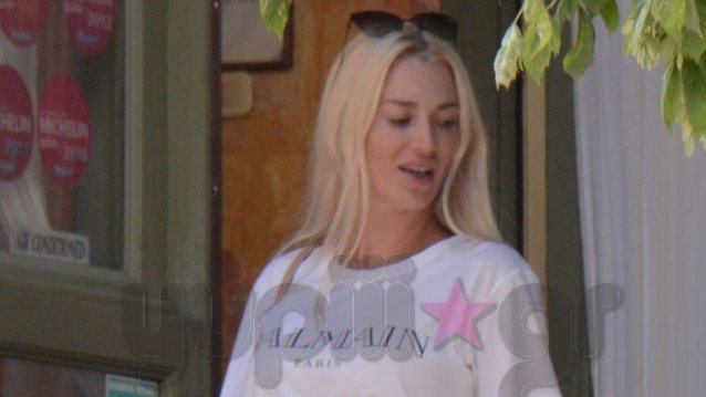 Βικτώρια Καρύδα: Με συνοδό στο Κολωνάκι! Όλες οι φωτογραφίες