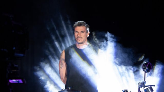 &quot;Δεν με προσέξατε αρκετά...&quot; | Ο Άκης Πετρετζίκης φτιάχνει μελομακάρονα με βρώμη και λιναρόσπορο και τρολάρει το διαδίκτυο