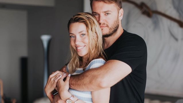 Γαρυφαλλιά Καληφώνη: Τα καυτά φιλιά με τον σύντροφό της κατά τη διάρκεια των διακοπών τους στην Κεφαλονιά