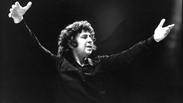 Ο Γιάννης Κότσιρας τραγουδά για τα εκατό χρόνια του Μίκη Θεοδωράκη στο Μέγαρο Μουσικής