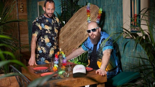 The Big Kahuna: We Are All Equal Before The Wave: Η Μάρω Παρασκευούδη ζει τον δικό της Ιούλιο στον Κεραμεικό