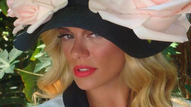 Ζέτα Μακρυπούλια: Παιχνίδια στο πάτωμα με τα δίδυμα της Ρούλας Ρέβη και του Αποστόλη Τότσικα