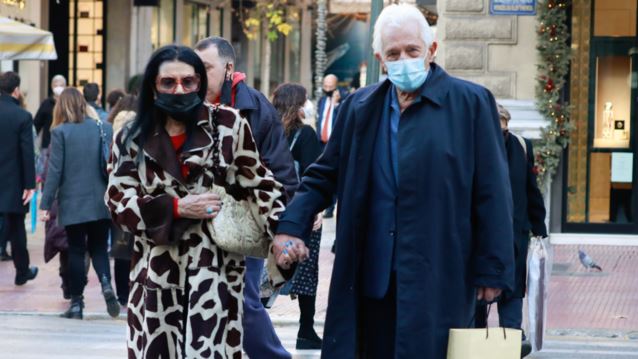 H Ζωζώ Σαπουντζάκη με τον σύντροφό της σε σπάνια καθημερινά στιγμιότυπα