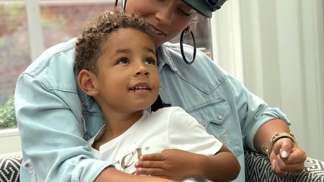 Alicia Keys : Aπάντησε για τα βαμμένα νύχια του 4χρονου γιου της