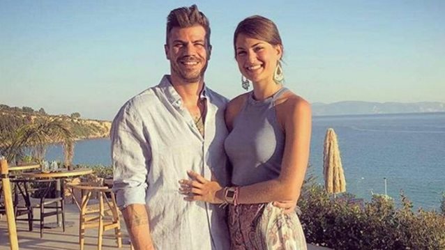 Άκης Πετρετζίκης &amp; Φωτεινή Παπαλεωνιδοπούλου: Ποζάρουν αγκαλιά και επιβεβαιώνουν τη σχέση τους! Δείτε το στιγμιότυπο