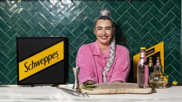 Born Social | Η Μαίρη Ταλαιπώρου ξέρει πώς θα φέρεις το καλοκαίρι στο ποτήρι σου