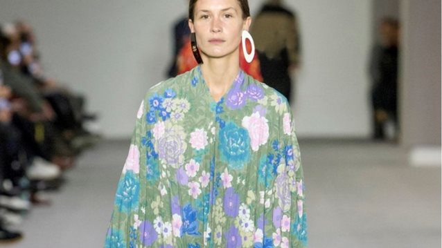 Balenciaga: Αυτό το μοντέλο κατηγορεί τον οίκο για κακή μεταχείριση
