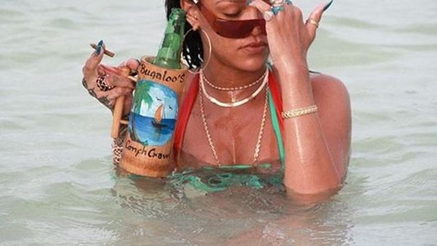 Rihanna: Ξανά εκτός ορίων: Οι σέξι πόζες μόνο με το μαγιό της!