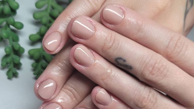 Έχεις κοντά νύχια; Τα φθινοπωρινά χρώματα που μπορείς να κάνεις για να τα αναδείξεις