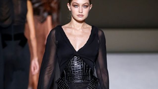 Tom Ford: Άνοιξε την Εβδομάδα Μόδας της Νέας Υόρκης με ένα show εμπνευσμένο από την κομψότητα των 90s