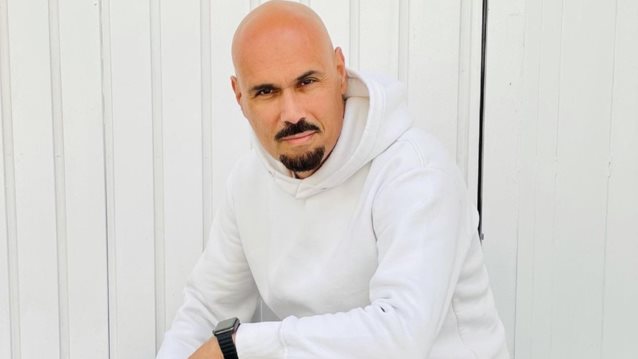 Ο Δημήτρης Σκουλός καλωσορίζει την Ισμήνη Παπαβλασοπούλου στο GNTM