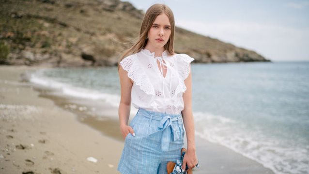 Under the Sun by H&amp;M : Aκολούθησε την Αναστασία Τσιλιμπίου στην Τήνο και ζήσε και εσύ την ίδια μοναδική εμπειρία