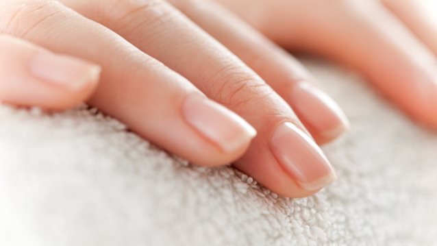 Tonal Toffee Manicure: Το νέο trend στο μανικιούρ που θα λατρέψουν όσες προτιμούν τις nude αποχρώσεις