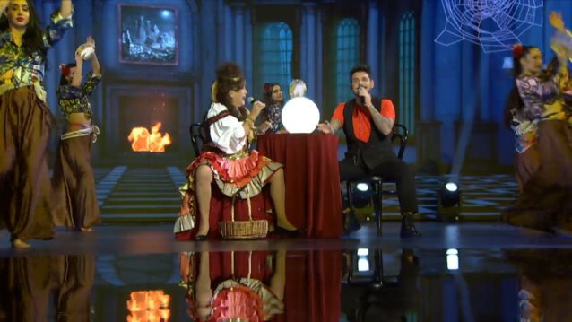 J2US | Η Μάρα Μεϊμαρίδη σε ρόλο τσιγγάνας μοίρασε τα &quot;δώρα&quot; της επί σκηνής στους κριτές