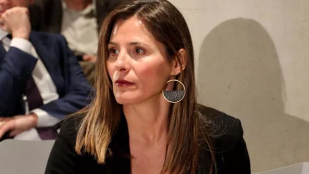 Η εμφάνιση της Μπέτυς Μπαζιάνα με τα παπούτσια που λατρεύουμε να μισούμε