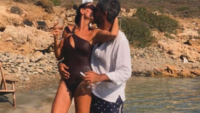 Τα καυτά φιλιά της Νίνα Λοτσάρη στο πάρτι για τα 50α γενέθλιά της