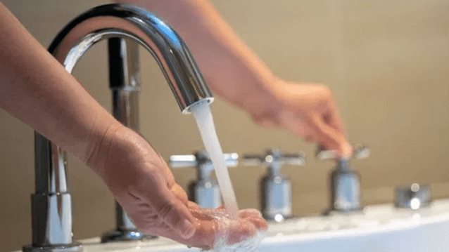 Το ζεστό μπάνιο προστατεύει από τον κορονοϊό; : Απαντήσεις και μύθοι για τον κορονοϊό από τον ΠΟΥ