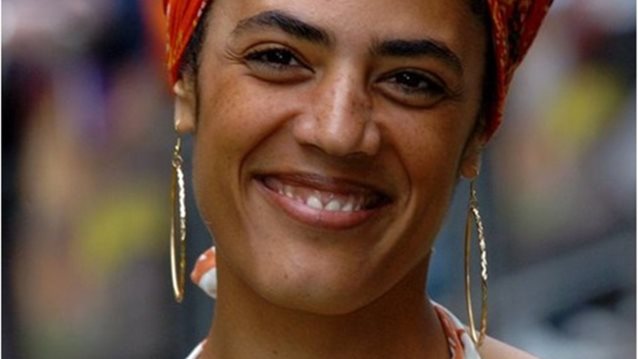 Zadie Smith: &quot;Oι γυναίκες σπαταλούν το χρόνο τους μπροστά στον καθρέφτη&quot;
