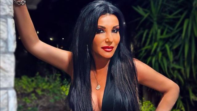 Η Πόπη Μαλιωτάκη ποζάρει topless στην Κρήτη