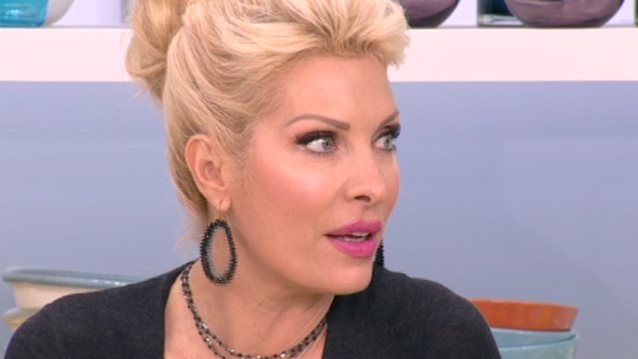 Ελένη Μενεγάκη: Το σαρκαστικό σχόλιο για τη διαφορά ηλικίας της με τον Γιώργο Τσούλη: Δείτε το video!