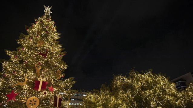 Σύνταγμα: Φωταγωγήθηκε για φέτος το μεγάλο δέντρο στο κέντρο της Αθήνας